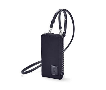 Un mini sac noir avec une sangle.