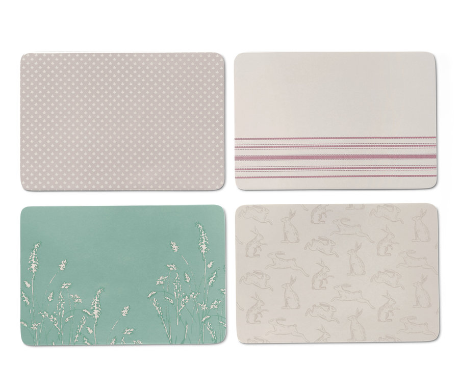 Quatre planches à découper avec différents motifs.