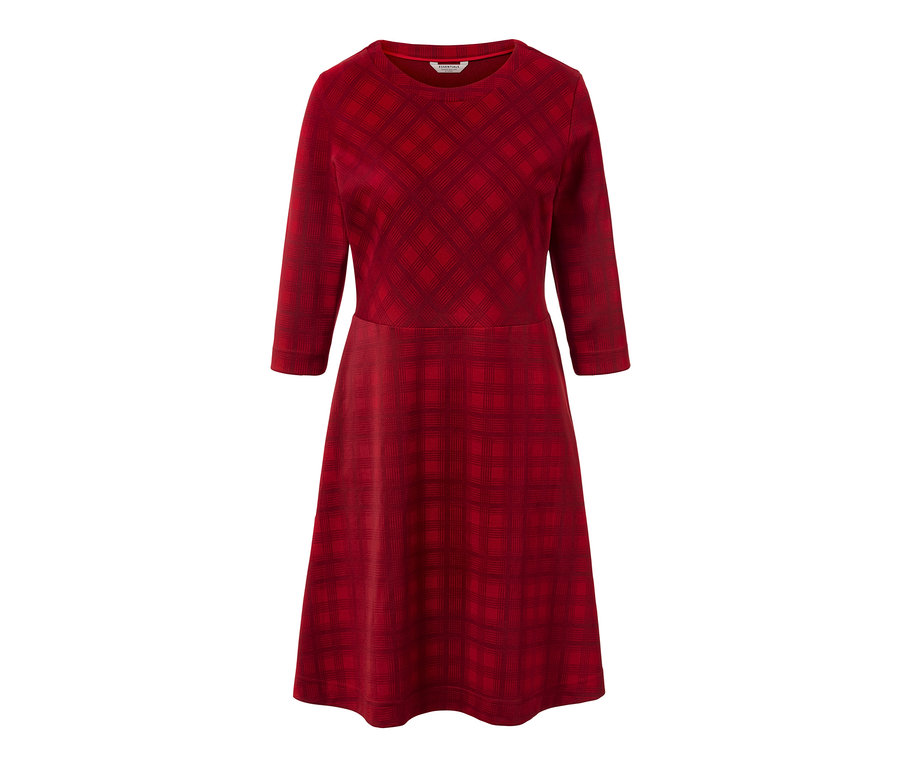 Une robe rouge en jacquard à carreaux avec des manches trois-quarts.