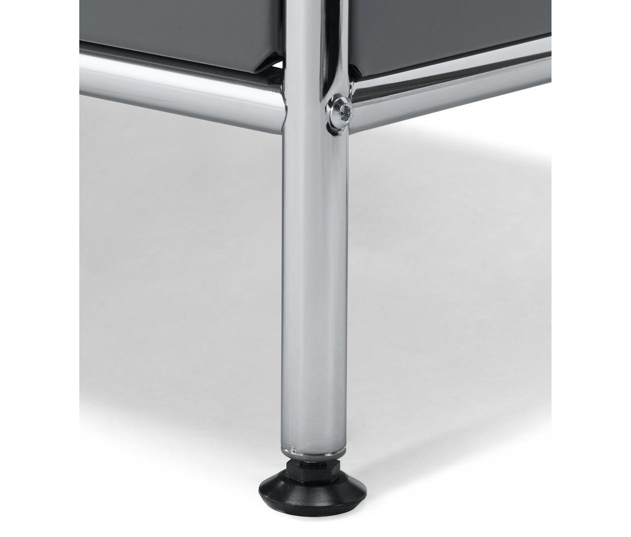 Détail d'un buffet bas « CN3 » gris avec abattant, structure chromée et pieds noirs.