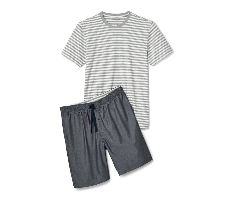 Pyjama court avec short tissé et un t-shirt à rayures grises et blanches.