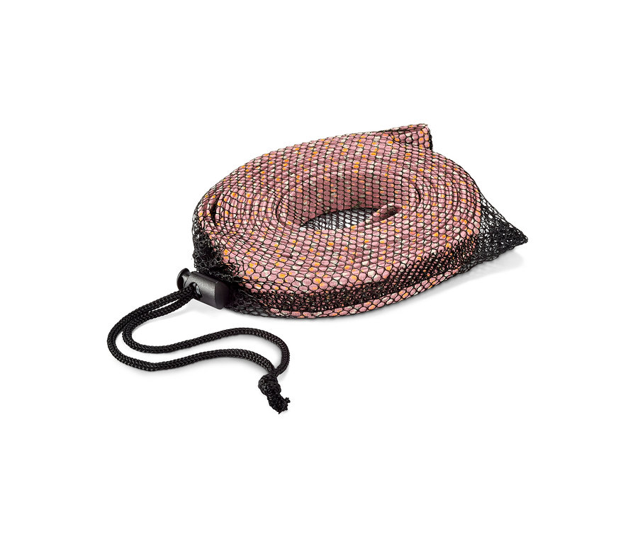 Une corde élastique enroulée dans un sac en filet noir.