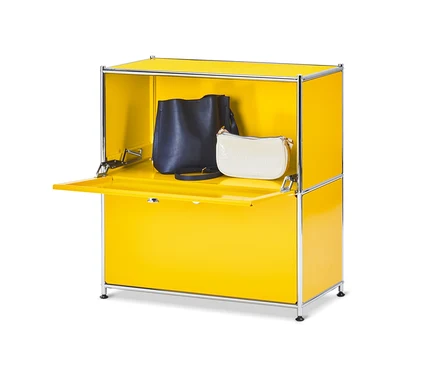 Buffet en métal jaune « CN3 » avec 2 compartiments à abattant, contenant un sac à main noir et un sac à main blanc.