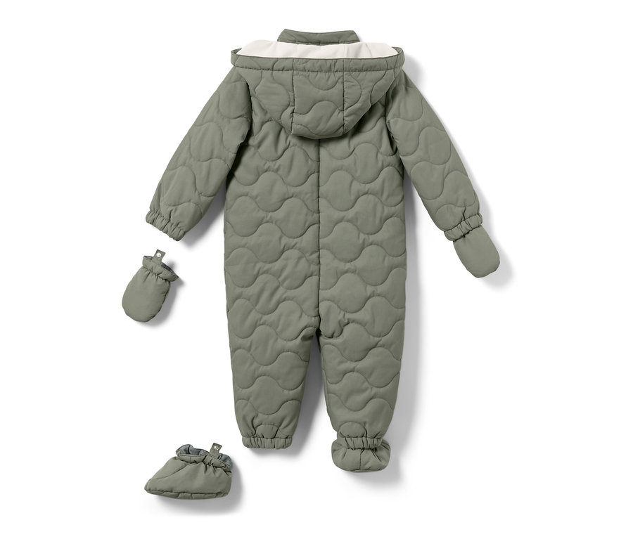 Une combinaison d’hiver pour bébé olive avec capuche, des gants et des chaussons.