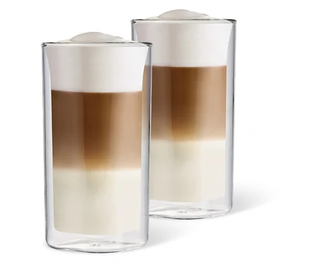 Deux verres à latte macchiato avec des couches de lait, de café et de mousse.