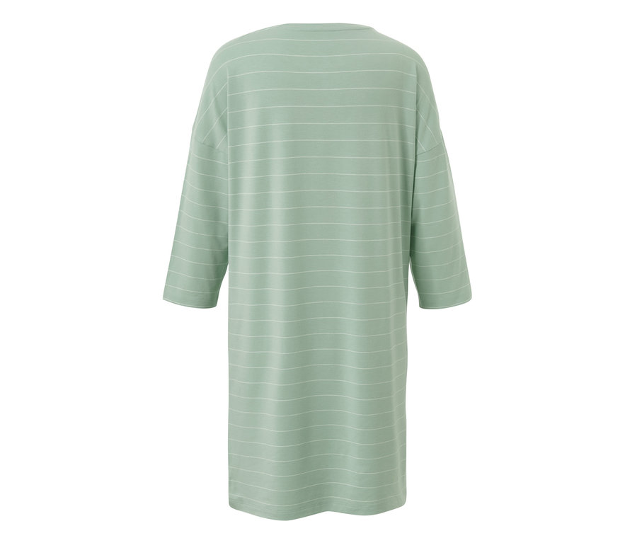 Vue arrière d'une chemise de nuit vert menthe à rayures horizontales blanches et manches trois-quarts.