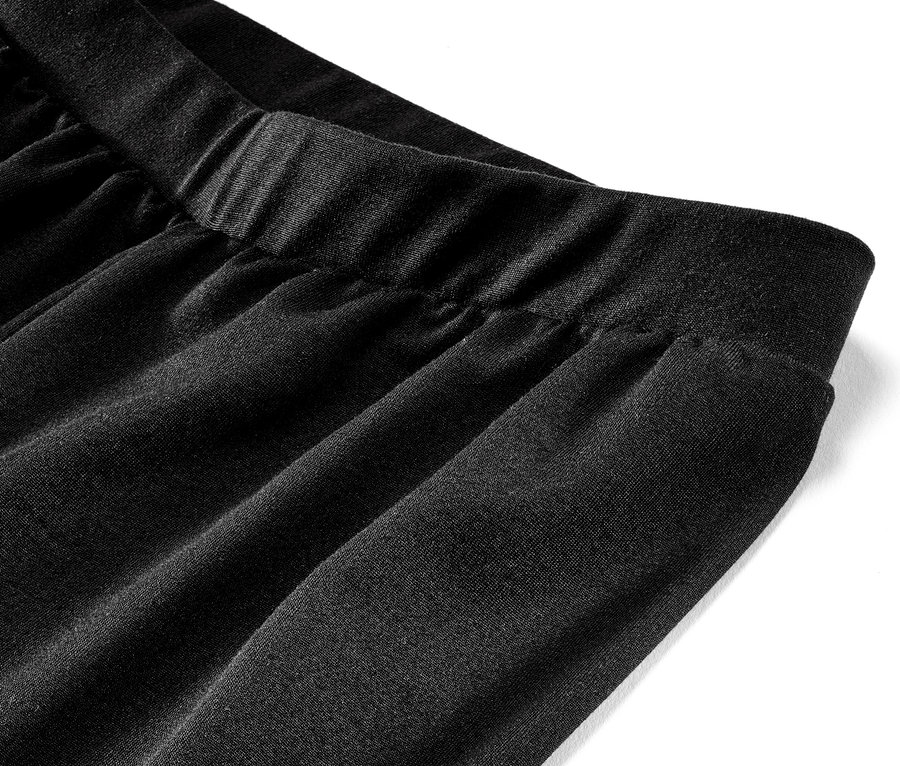 Détail d'un pantalon de sport large.