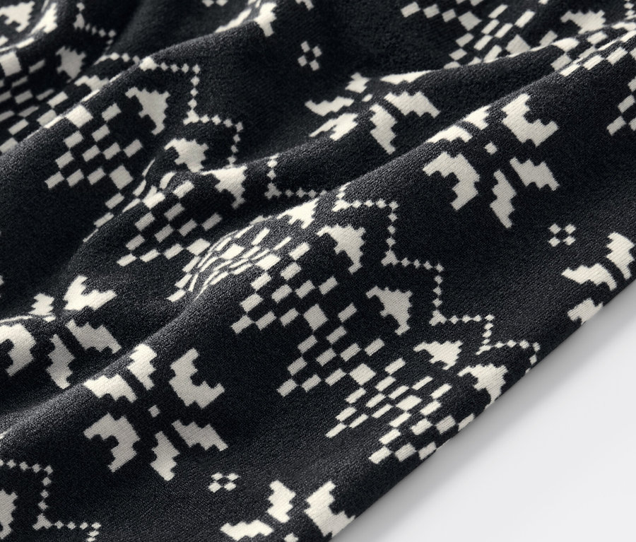 Gros plan sur un legging norvégien noir.