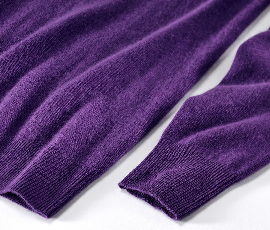 Gros plan sur un pull violet en maille fine avec du cachemire.