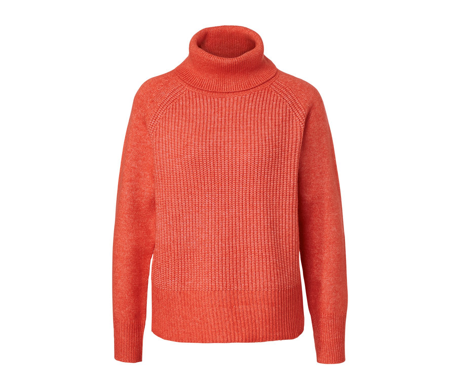 Pull à col roulé en grosse maille orange.