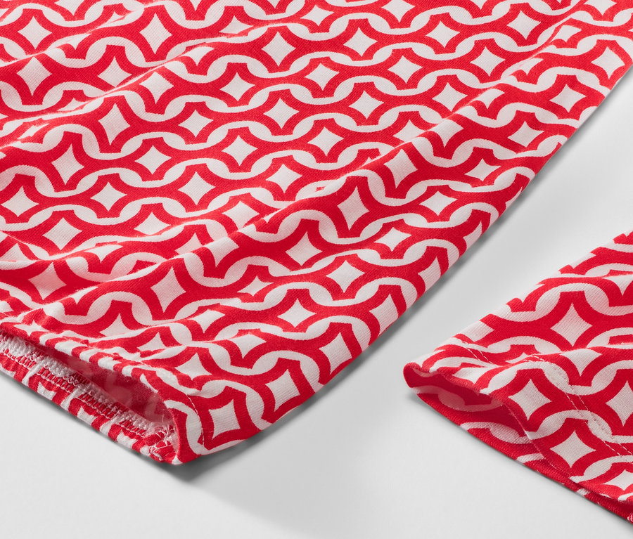 Détail d'une blouse imprimée rouge.