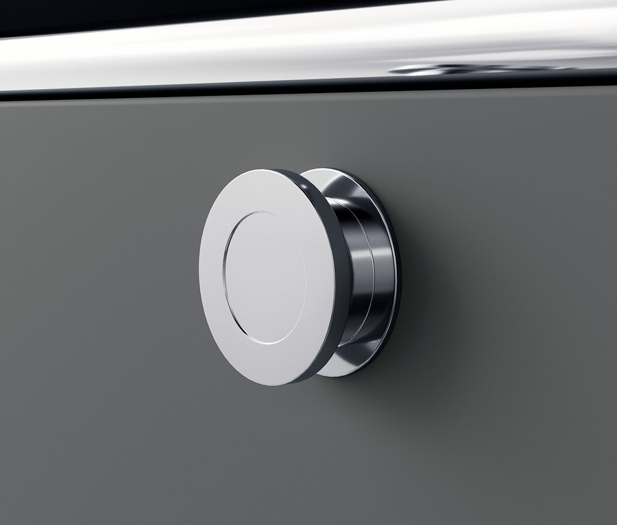 Détail d'une commode en métal gris « CN3 » avec une poignée ronde argentée.