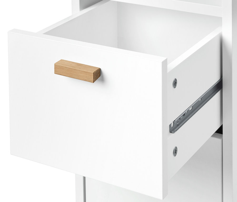 Gros plan d'un tiroir ouvert de l'armoire haute de salle de bain étroite blanche avec une poignée en bois.