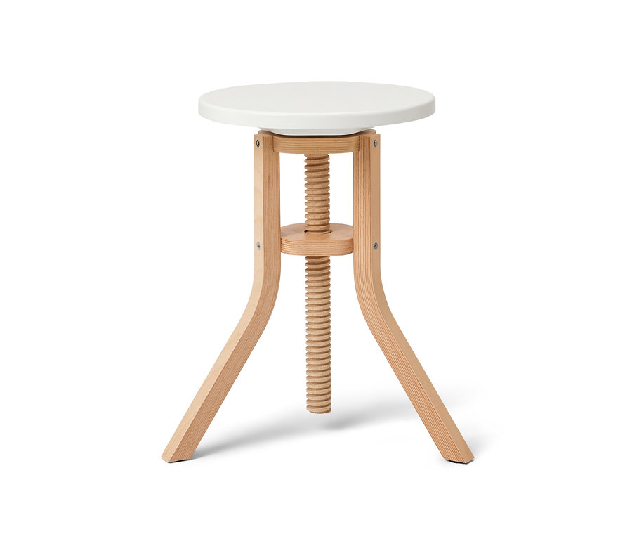 Un tabouret à vis avec une assise blanche et une structure en bois sur un fond blanc.