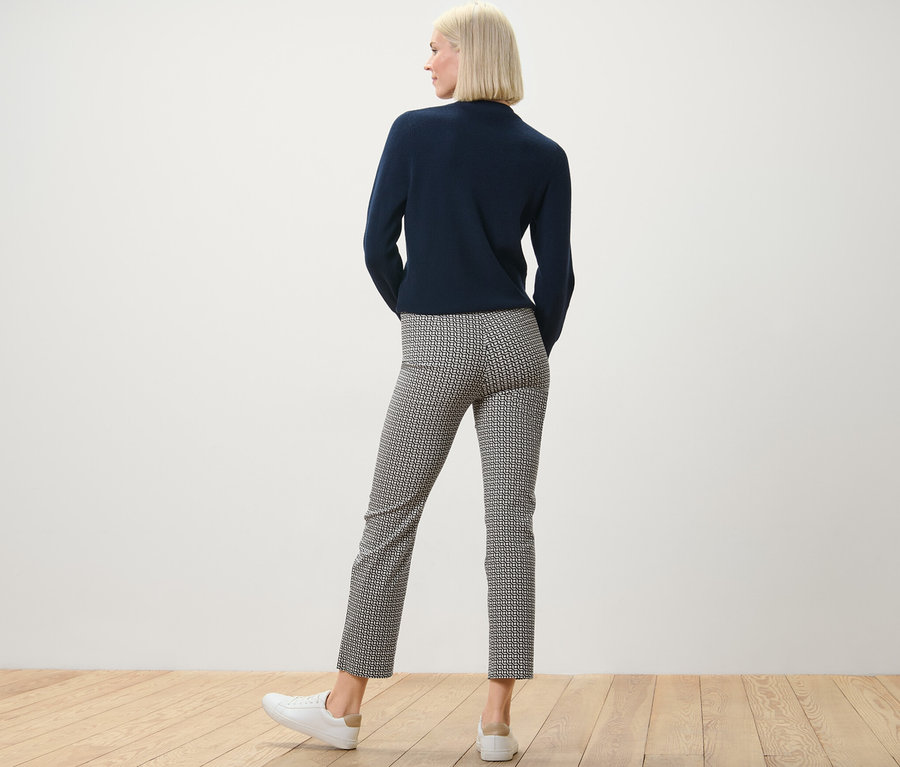 Femme vue de dos portant un haut bleu marine et un pantalon stretch imprimé, bleu marine.