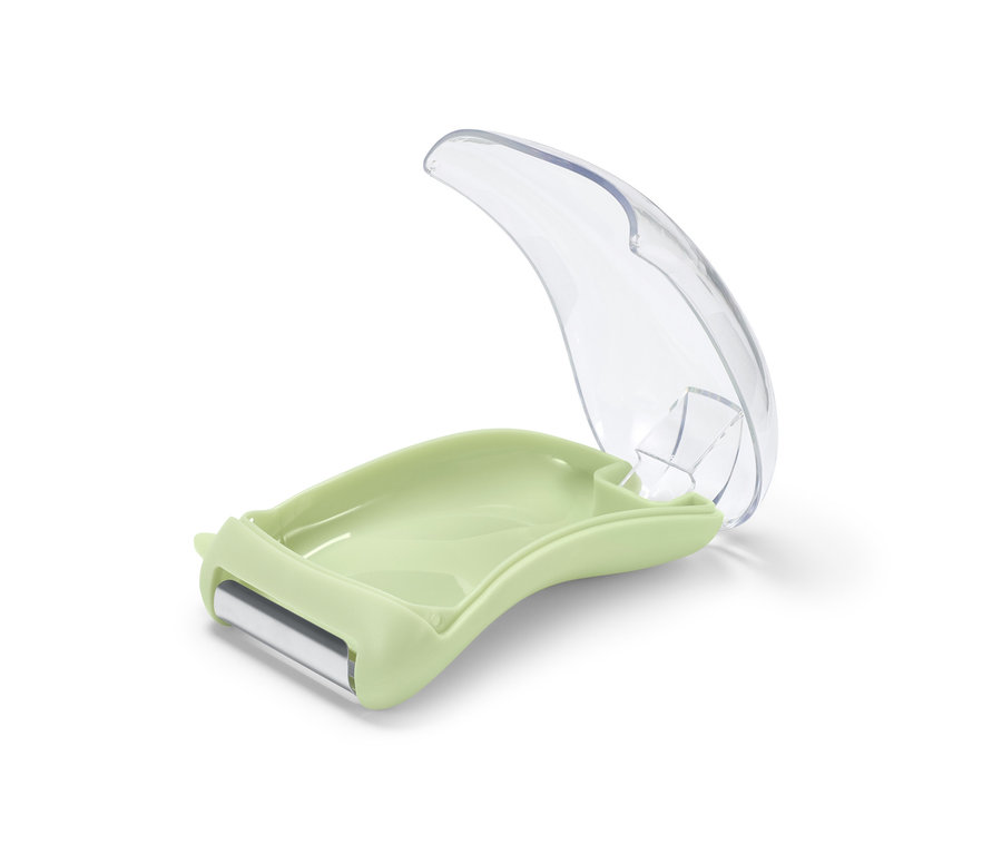Un éplucheur universel vert avec récipient collecteur sur fond blanc.