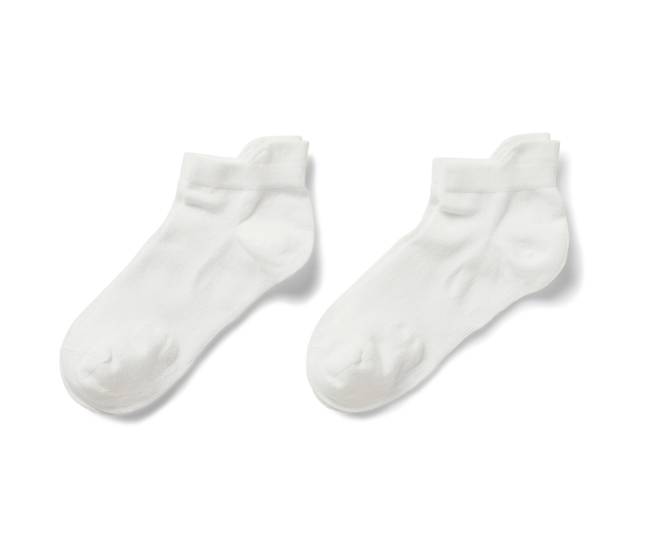 Deux paires de socquettes de sport blanches.