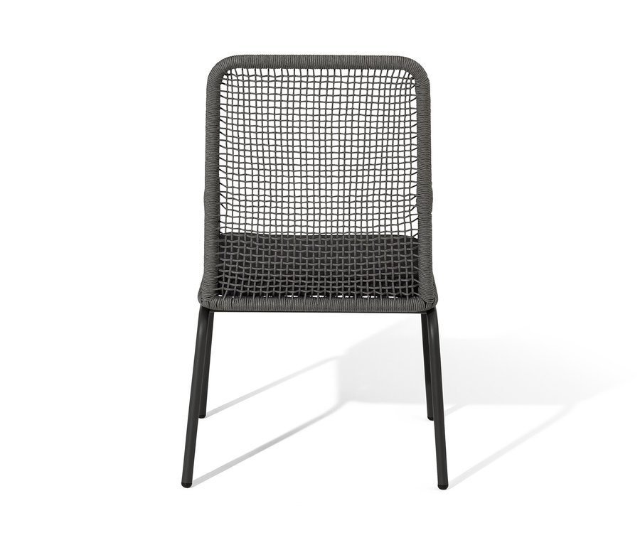 Gros plan d'une chaise à dossier haut en textile tressé.