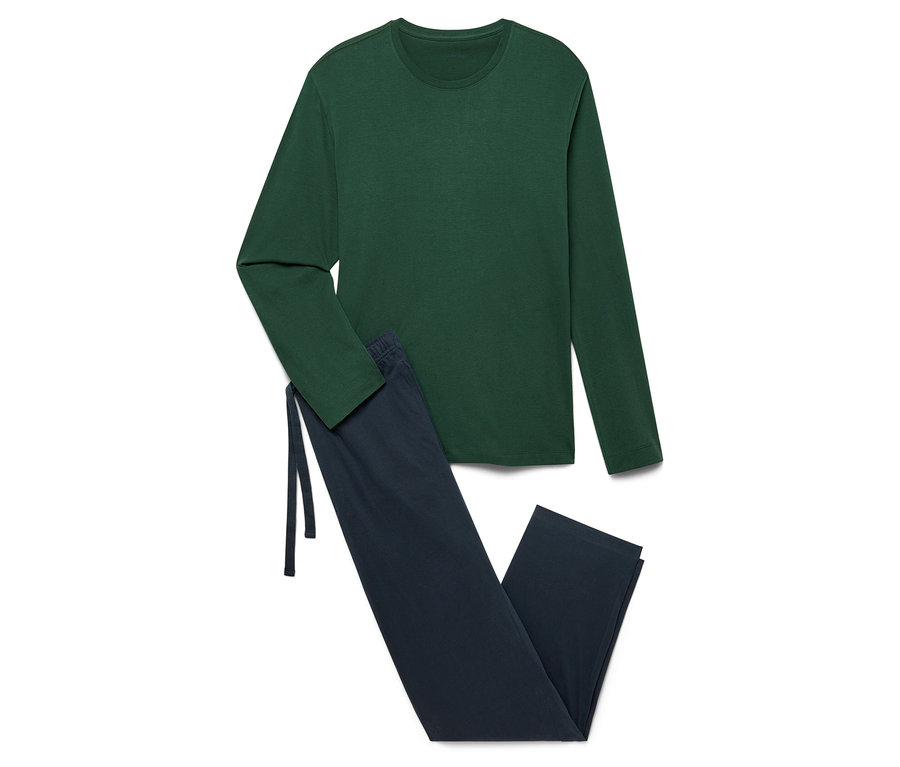 Un t-shirt vert à manches longues et un pantalon bleu foncé posés sur un fond blanc.