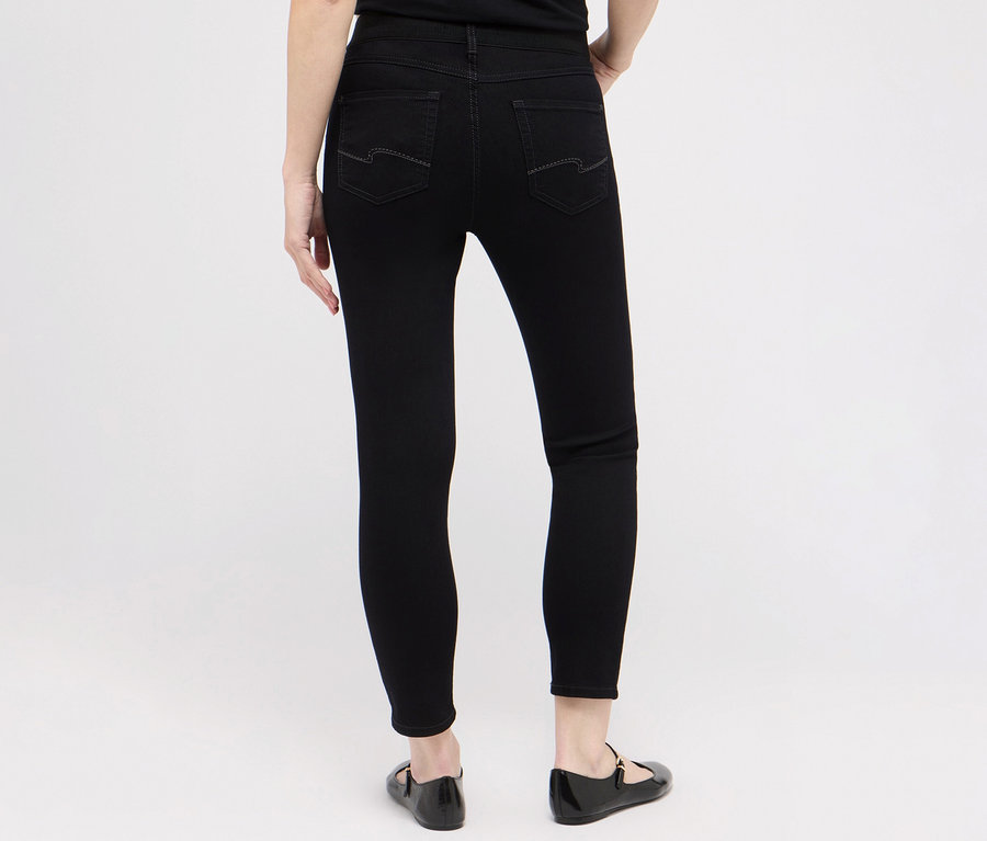 Vue arrière d'une femme portant un jean noir Angels «	Ornella sporty	» et des chaussures noires.