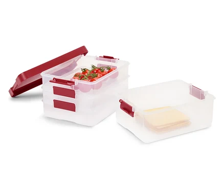 Boîtes alimentaires empilables avec des tomates, du fromage et un couvercle retiré.