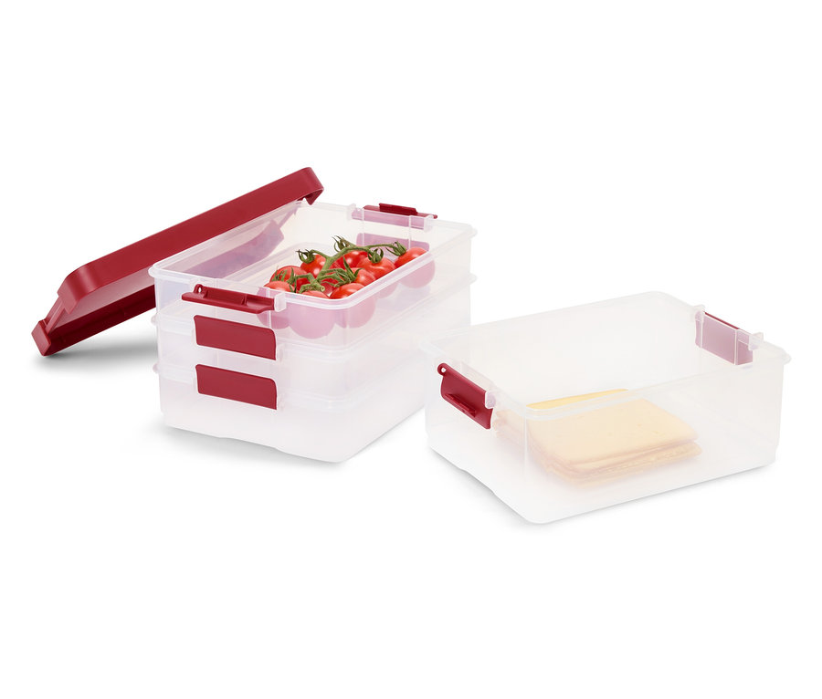 Boîtes alimentaires empilables avec des tomates, du fromage et un couvercle retiré.