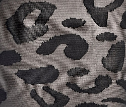 Gros plan de collants fins à motifs.