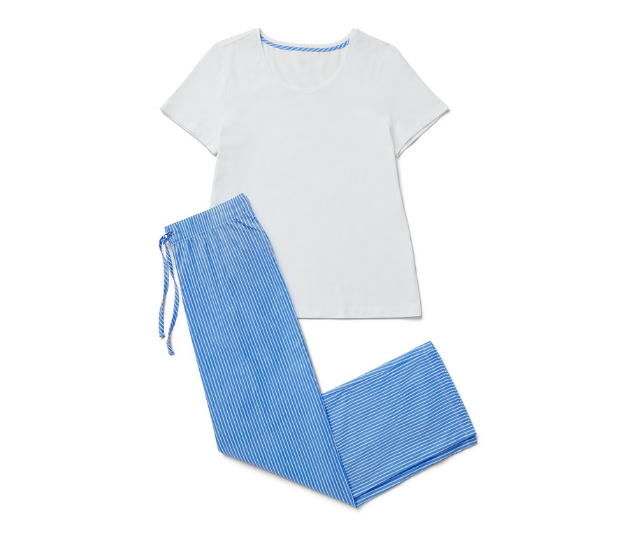 T-shirt de pyjama blanc et pantalon rayé bleu d'un ensemble pyjama.