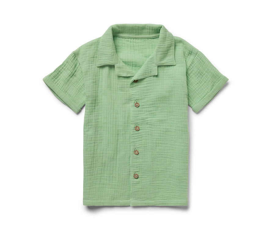 Une chemise en mousseline verte pour enfant avec un col et des boutons.