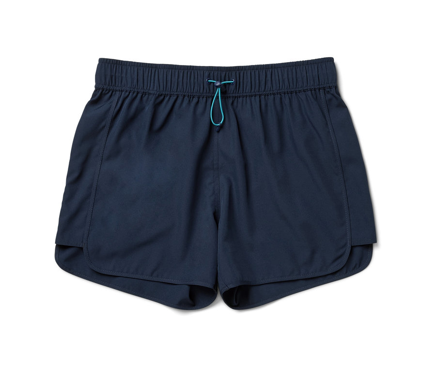 Short de bain bleu marine avec cordon turquoise.