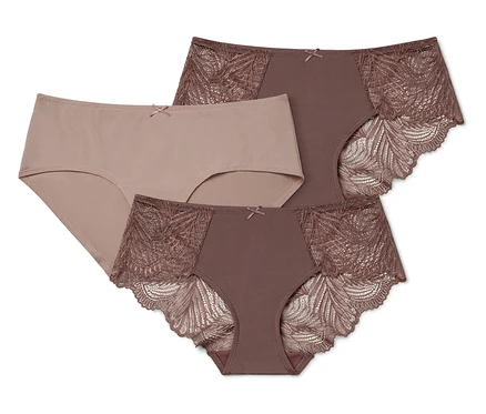 Trois culottes pour femmes sont posées les unes sur les autres. Une est beige, deux sont marron avec de la dentelle.