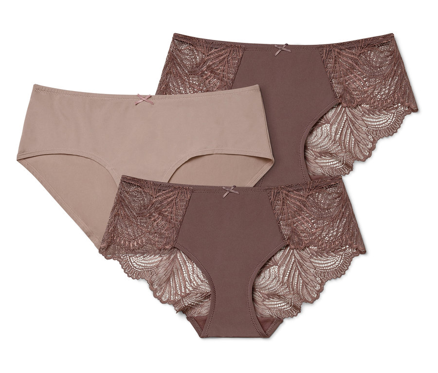 Trois culottes pour femmes sont posées les unes sur les autres. Une est beige, deux sont marron avec de la dentelle.