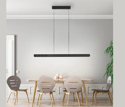 Lampe suspendue LED noire Paul Neuhaus «Adriana Round» au-dessus d'une table à manger avec quatre chaises.