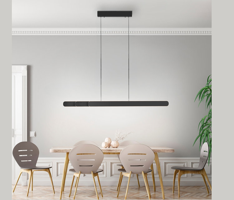 Lampe suspendue LED noire Paul Neuhaus «Adriana Round» au-dessus d'une table à manger avec quatre chaises.