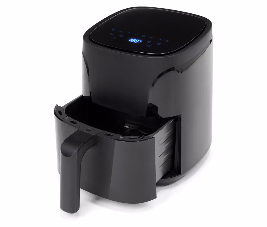Une friteuse à air chaud noire avec un panier sorti.