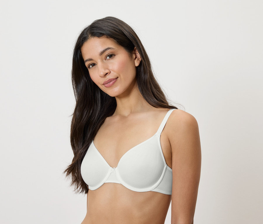 Une femme porte un soutien-gorge blanc.