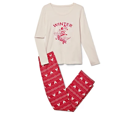 Pyjama beige avec un imprimé rouge de Mickey Mouse sur des skis et un pantalon rouge avec un motif Mickey Mouse.