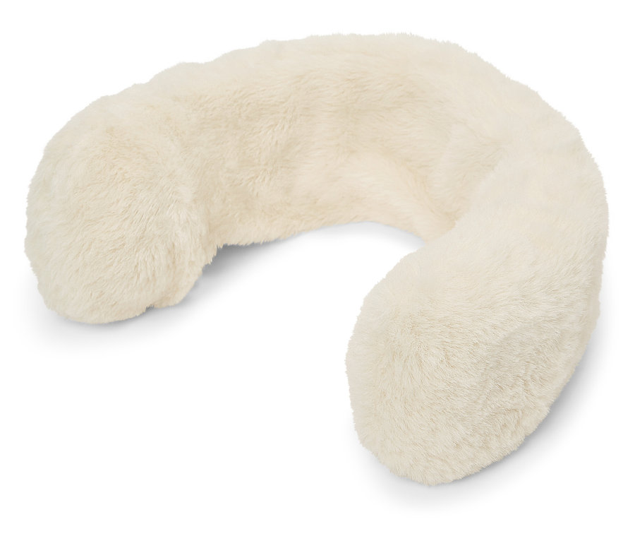 Un coussin de voyage en forme de U, de couleur crème.