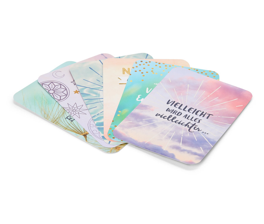 Un ensemble de six cartes avec différents motifs et inscriptions, posées les unes sur les autres.