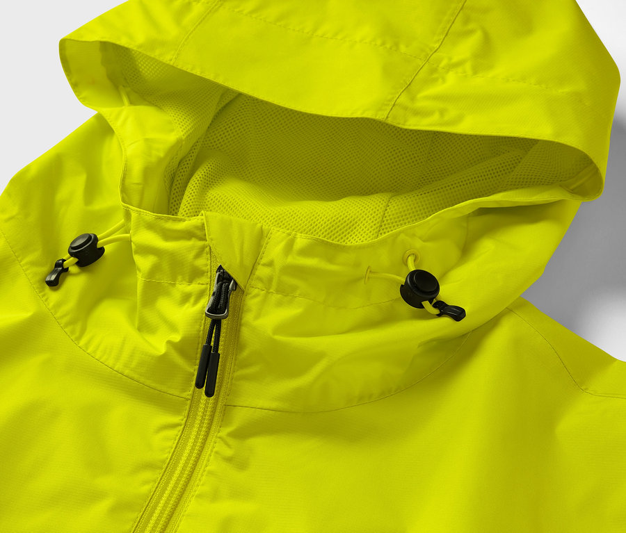 Gros plan sur une veste de pluie jaune avec fermeture éclair et capuche.