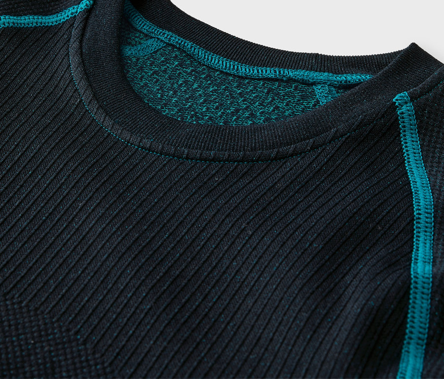 Gros plan sur un sous-vêtement technique Seamless bleu foncé pour enfant.