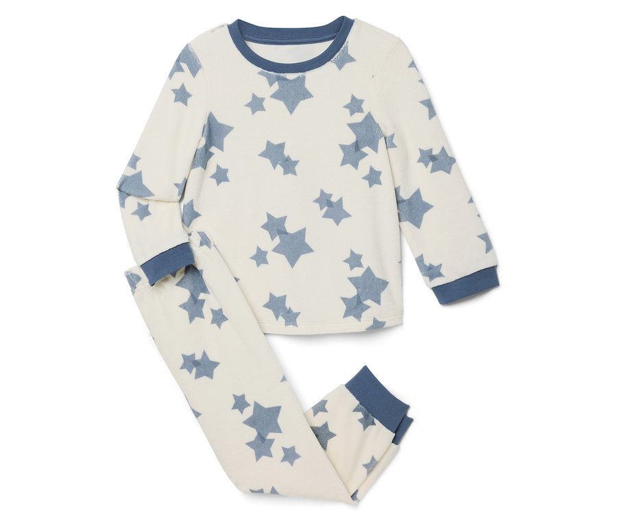 Pyjama enfant avec des étoiles sur fond blanc.
