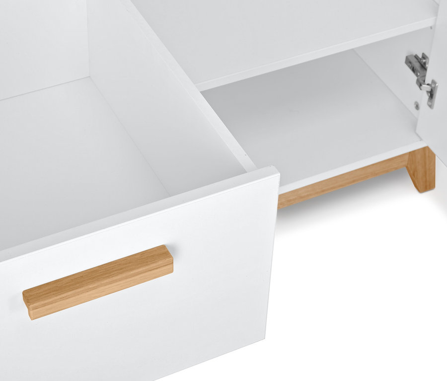 Gros plan d'une armoire de chambre blanche ouverte avec des éléments en bois.