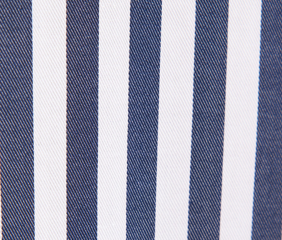 Détail d'un motif rayé bleu et blanc.