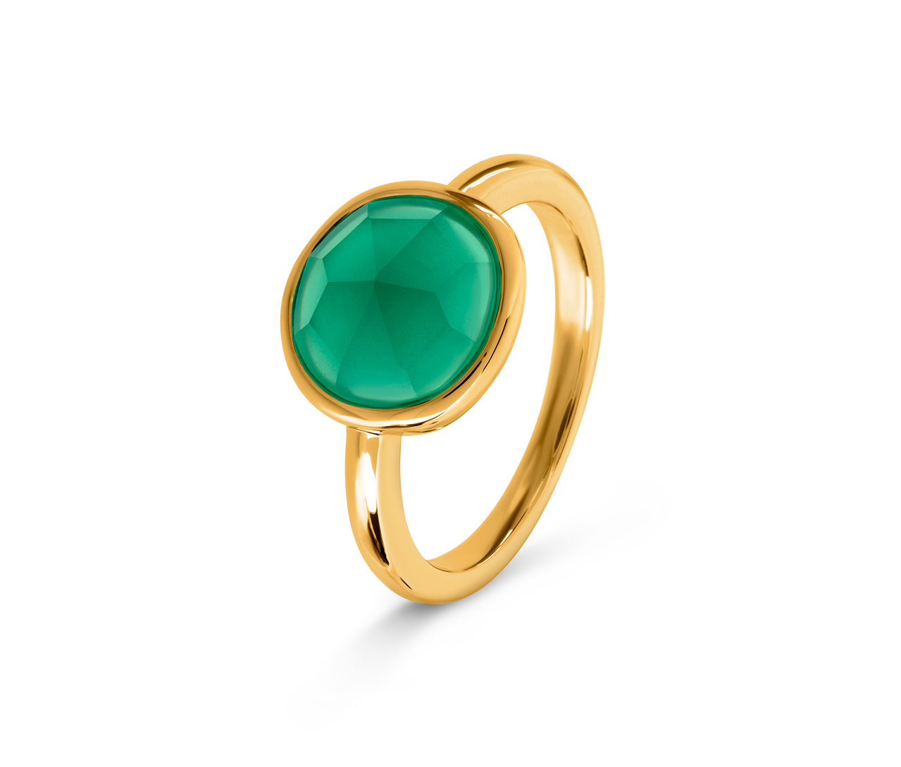 Détail d'une bague en or avec une pierre ovale verte.