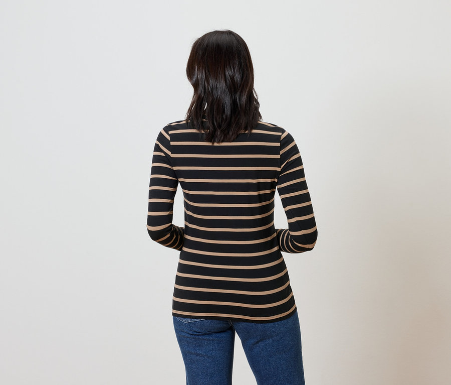 Vue de dos d'une femme aux cheveux foncés portant un t-shirt rayé à manches longues et un jean bleu.
