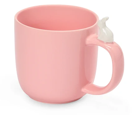Tasse rose avec un lapin blanc sur la poignée.