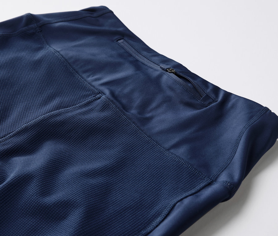 Gros plan sur un legging de trekking 3/4 avec une poche zippée.