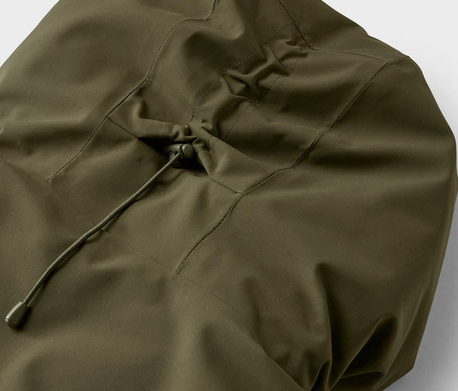 Gros plan sur la capuche olive d'une veste avec cordon de serrage.