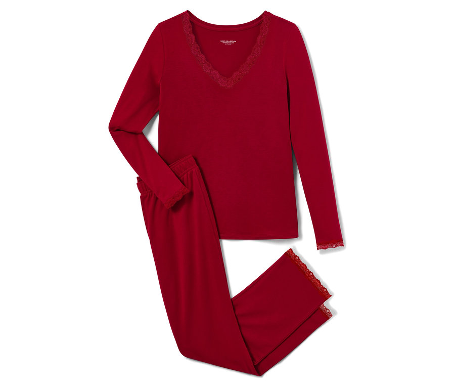 Ensemble de pyjama rouge avec détails en dentelle, comprenant un haut à manches longues et un pantalon, posé sur un fond blanc.